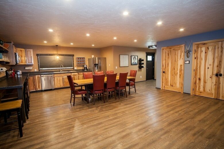 Motel Log Cabin Lodge & Suites