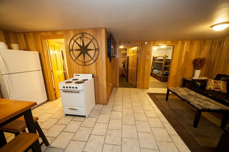 Motel Log Cabin Lodge & Suites