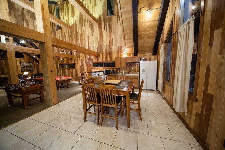 Motel Log Cabin Lodge & Suites