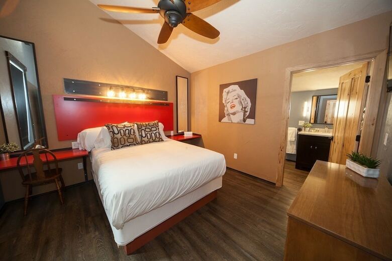Motel Log Cabin Lodge & Suites