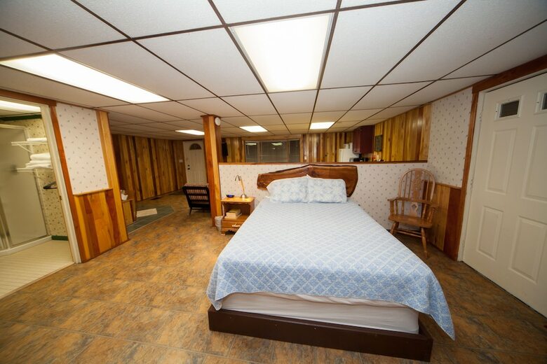 Motel Log Cabin Lodge & Suites