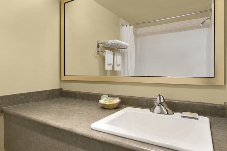 Hotel Colonial Square Inn & Suites