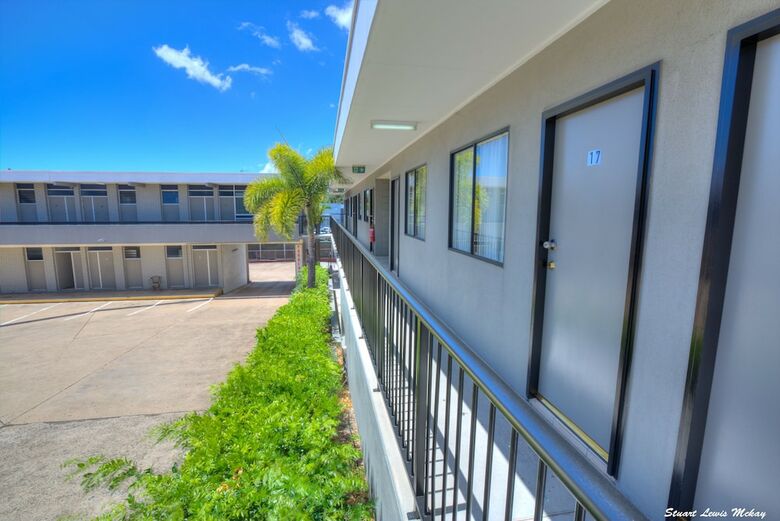 Hotel The Precinct Gladstone