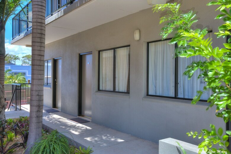 Hotel The Precinct Gladstone