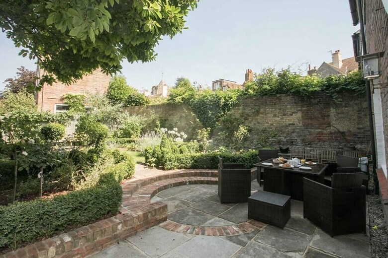 Apartamentos Town House With Garden
