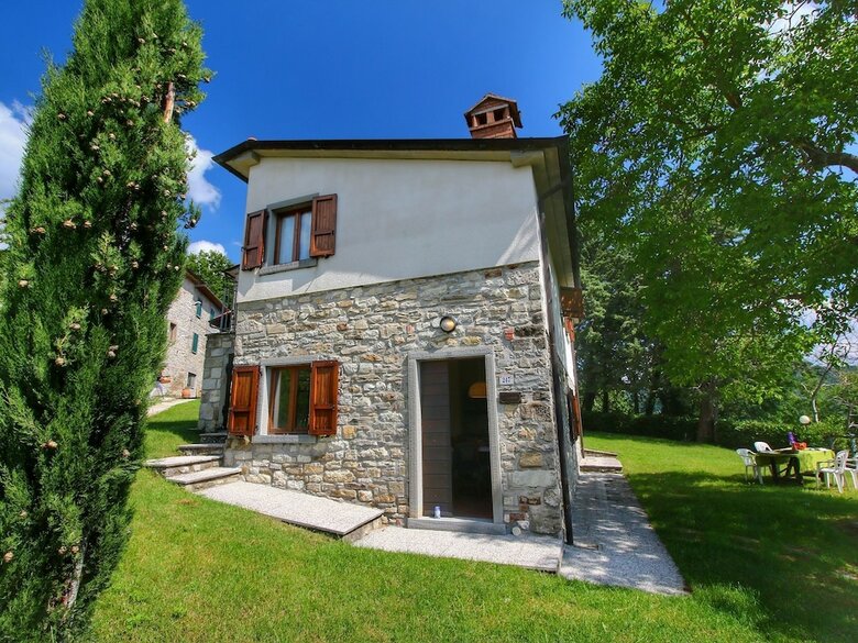 Rustic Apartment In Caprese Michelangelo Near Lake