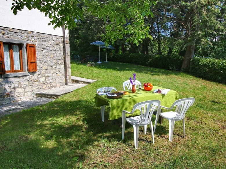 Rustic Apartment In Caprese Michelangelo Near Lake