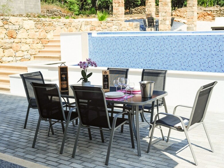 Modern Holiday Home In Lisbon With Swimming Pool