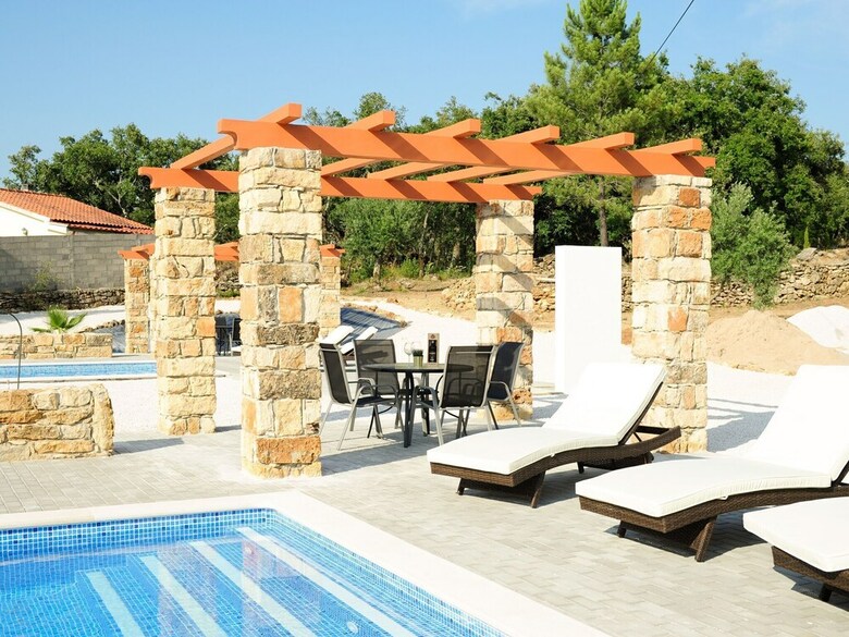 Modern Holiday Home In Lisbon With Swimming Pool