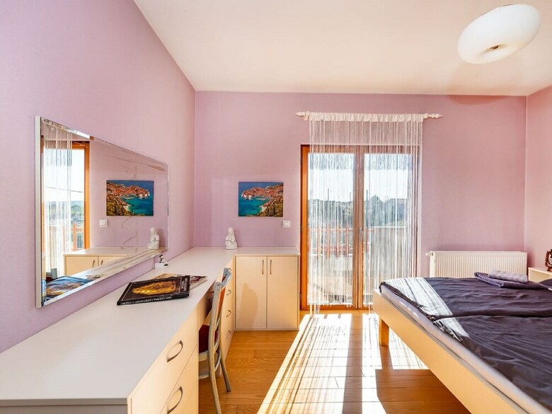 Delightful Apartment In Radovin With Garden