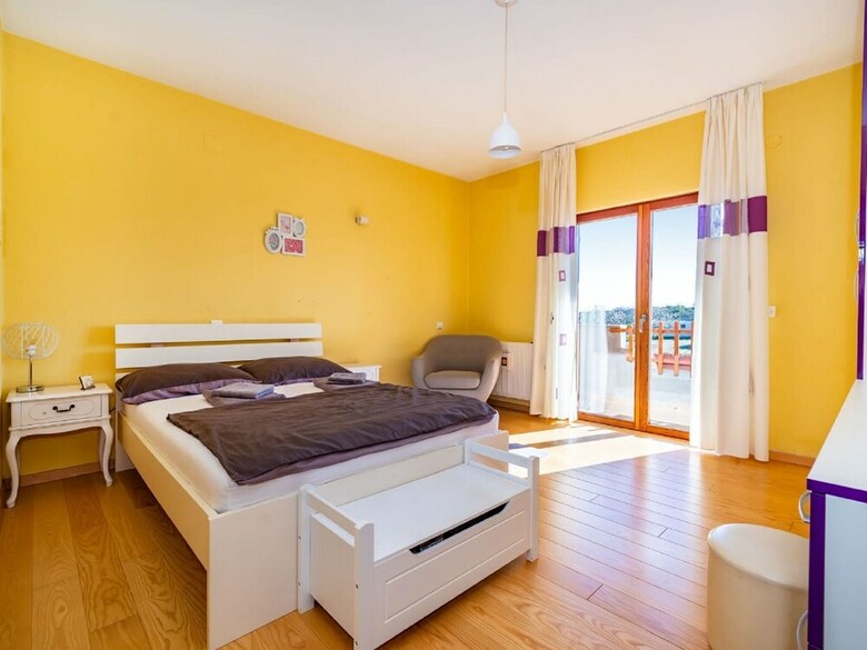 Delightful Apartment In Radovin With Garden