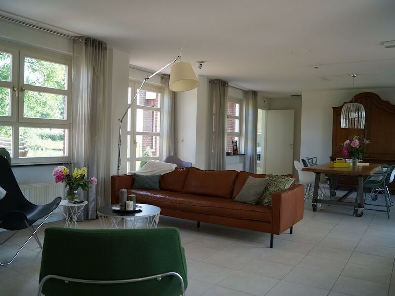 Luxurious, Detached Holiday Home Right By The Water