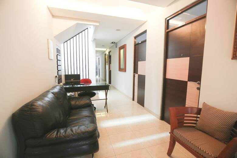 Hostal Oyo 2323 The One Residence Syariah