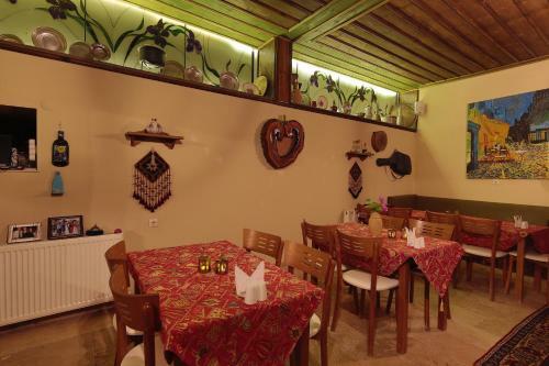 Jerveni Cave Hotel