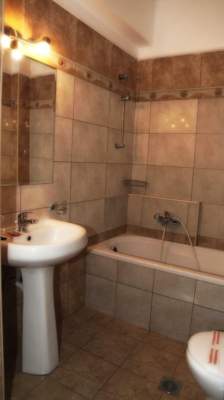 Alexiou Hotel