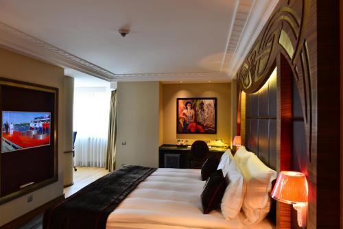 Mona Hotel