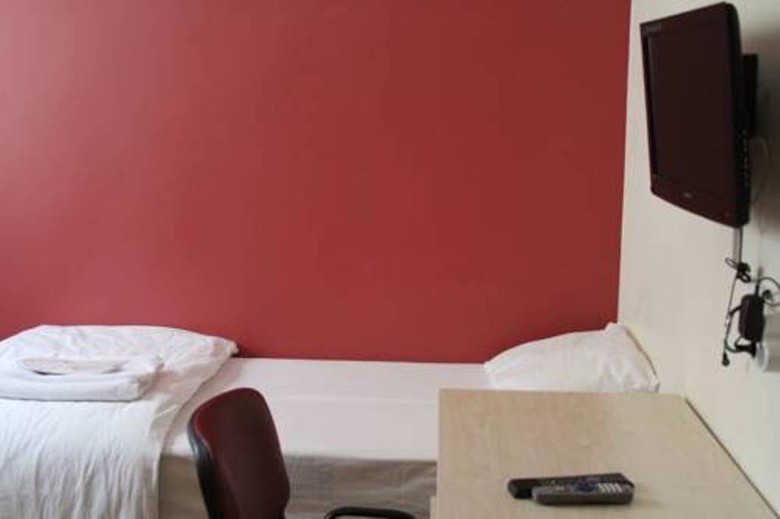 Hotel Educa Hostel Airport