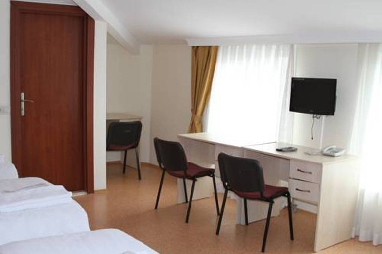 Hotel Educa Hostel Airport