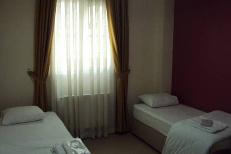 Hotel Educa Hostel Airport
