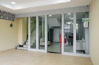 Reddoorz Near Plaza Atrium Senen