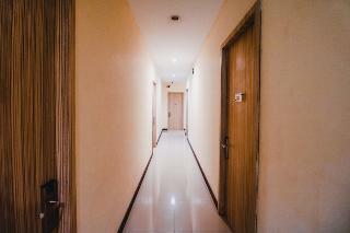 Hotel Reddoorz Plus Near Sultan Hasanuddin Airport