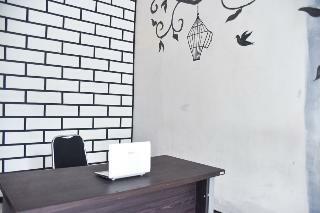 Hotel Reddoorz Plus Near Malang Town Square
