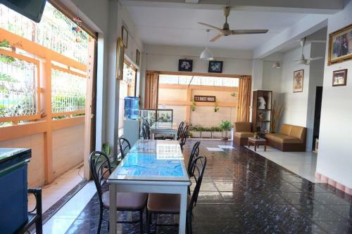 Hostal T.t. Guesthouse