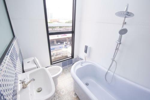 Glur Bangkok Hostel & Coffee Bar