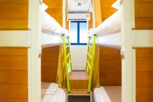 Glur Bangkok Hostel & Coffee Bar