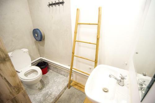 Glur Bangkok Hostel & Coffee Bar