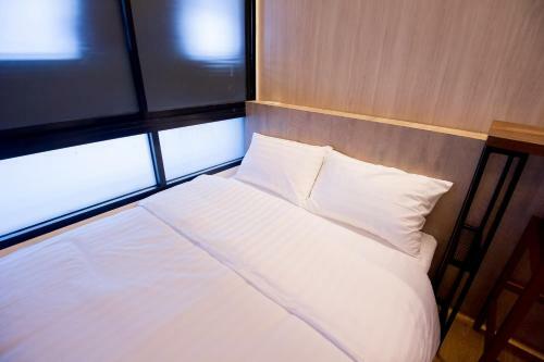 Glur Bangkok Hostel & Coffee Bar