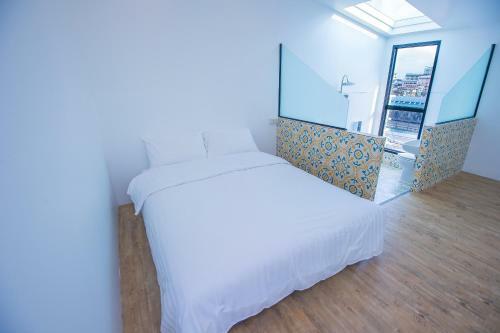 Glur Bangkok Hostel & Coffee Bar