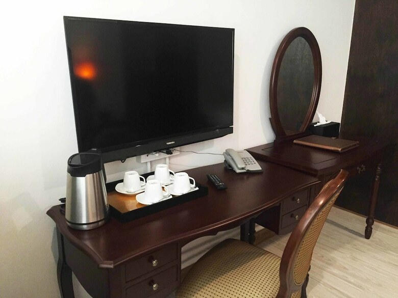 99 The Gallery Hotel