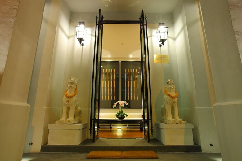 99 The Gallery Hotel