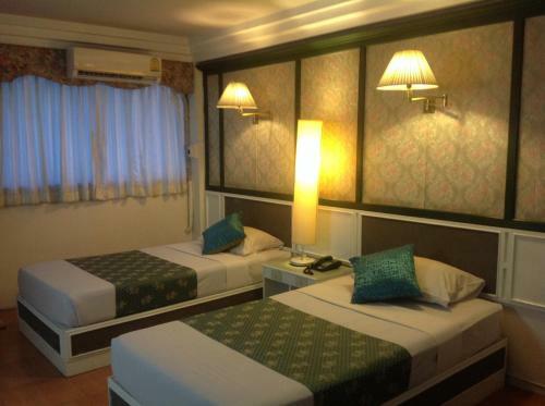 Highway Hotel