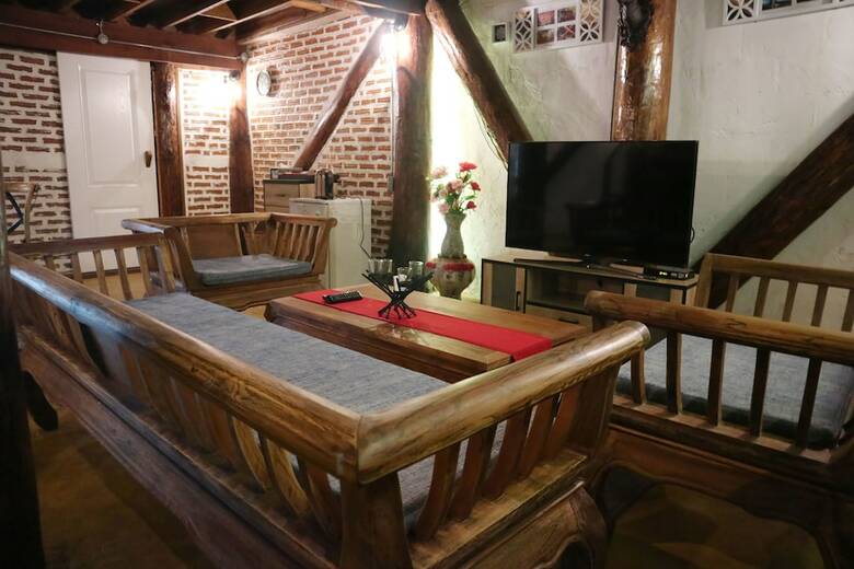 Hotel Log Home Boutique
