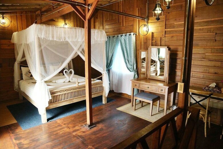 Hotel Log Home Boutique