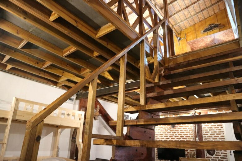 Hotel Log Home Boutique