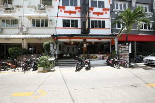 Hostal Patong Station House