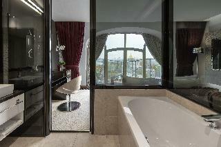 Hotel 11 Mirrors