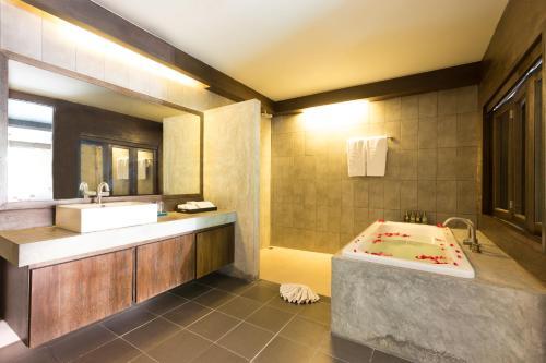 Dolphin Hotel Phuket