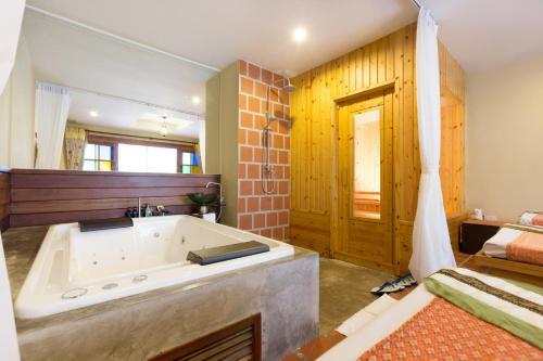 Dolphin Hotel Phuket