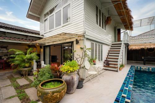 Hostal Secret Garden Pool Villa