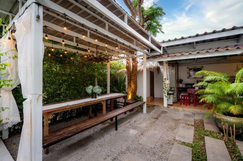 Hostal Secret Garden Pool Villa
