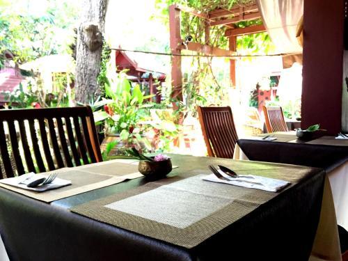 Hotel Ruenkanok Thaihouse Resort