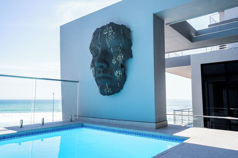 The Blaauberg Beach Hotel