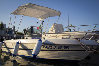 Villa Bed & Boat