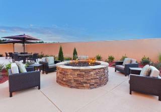 Hotel Courtyard Auburn