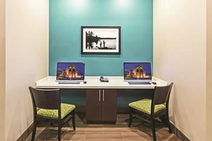 La Quinta Inn Suites By Wyndham Tyler