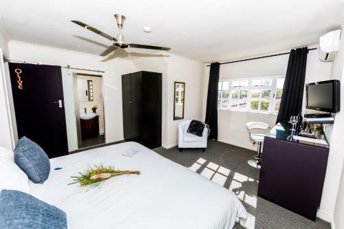 Hostal Le Petit Chateau Guest House